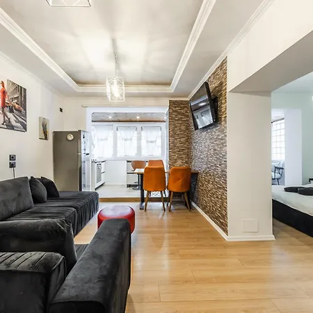 Cozy In Bllok 5 Min Walk From Park 아파트 티라나