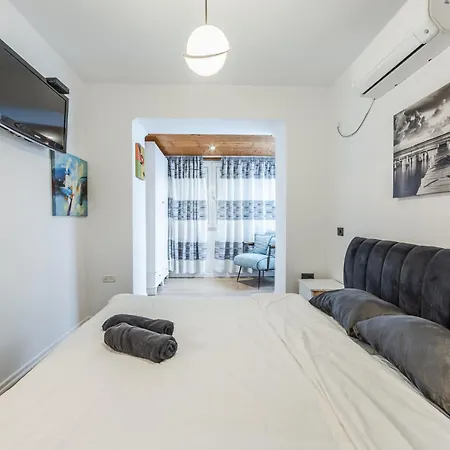 Cozy In Bllok 5 Min Walk From Park 티라나