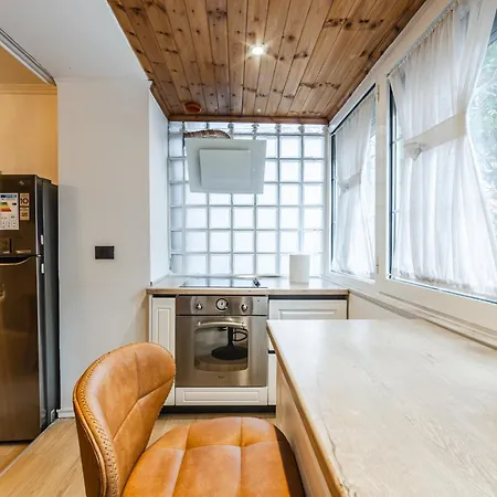 Cozy In Bllok 5 Min Walk From Park 티라나