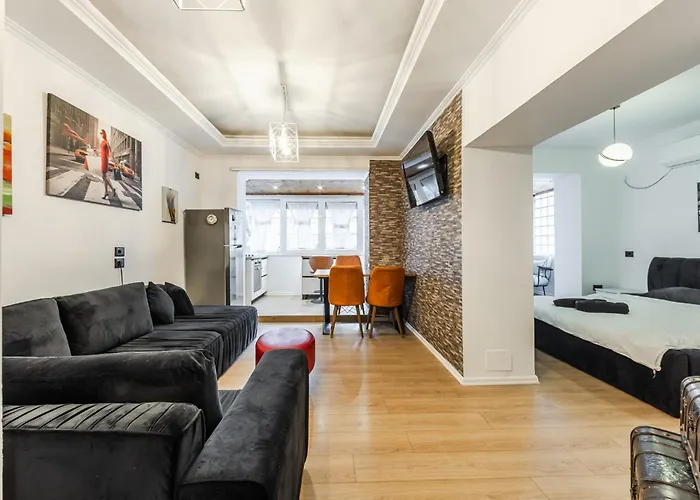 Cozy In Bllok 5 Min Walk From Park 아파트 티라나