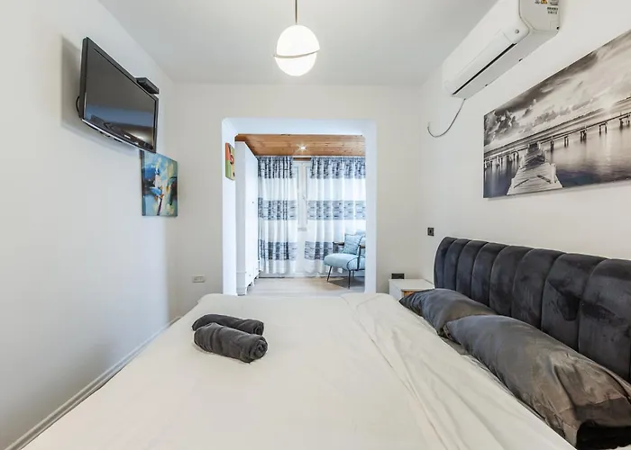 Cozy In Bllok 5 Min Walk From Park 티라나
