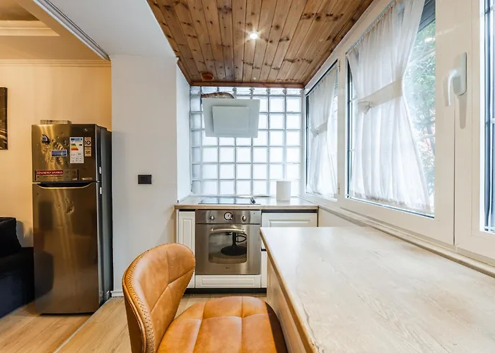 Cozy In Bllok 5 Min Walk From Park 티라나