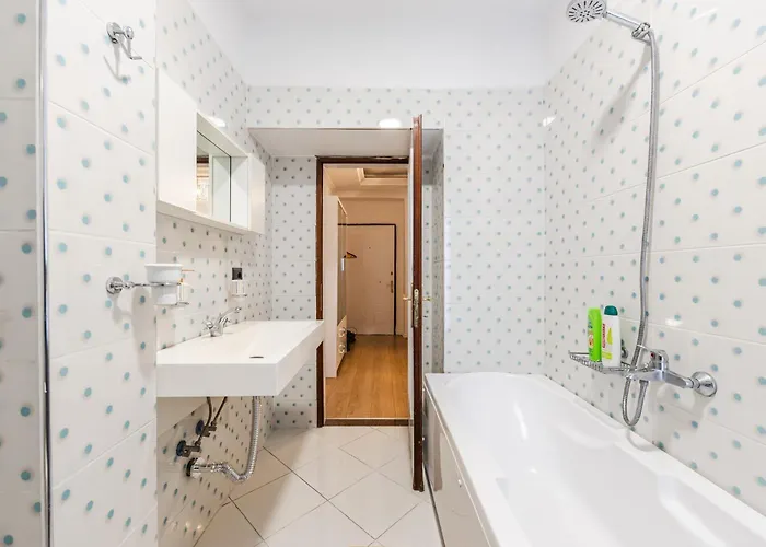 Cozy In Bllok 5 Min Walk From Park * 티라나