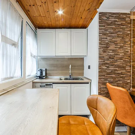 Apartmán Cozy In Bllok 5 Min Walk From Park