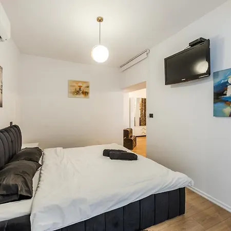 Apartmán Cozy In Bllok 5 Min Walk From Park