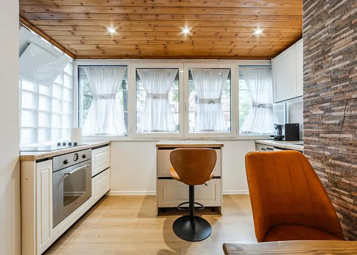 Cozy In Bllok 5 Min Walk From Park Appartement Tirana