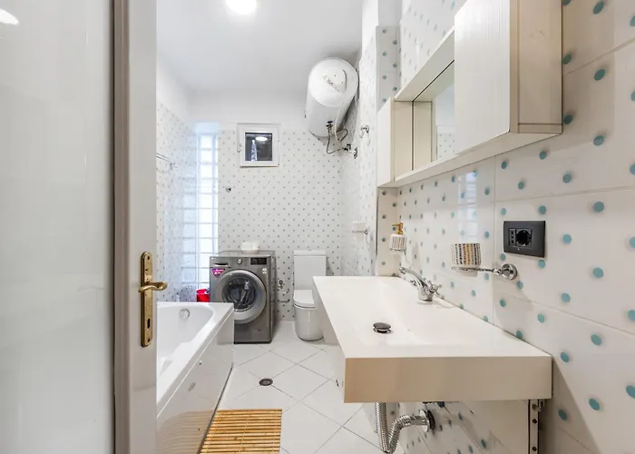 Cozy In Bllok 5 Min Walk From Park * Tirana